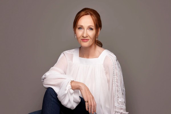 Nhà văn người Anh J.K. Rowling là tác giả của bộ tiểu thuyết ăn khách “Harry Potter”