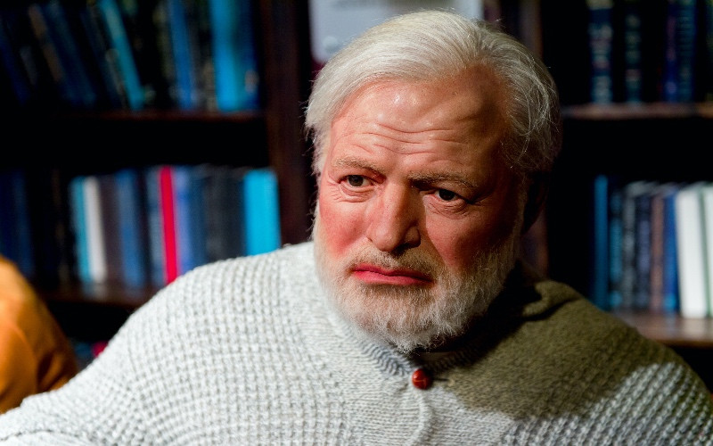 Ernest Hemingway là nhà văn Mỹ nổi tiếng với phong cách giản dị, sắc bén và giàu chiều sâu