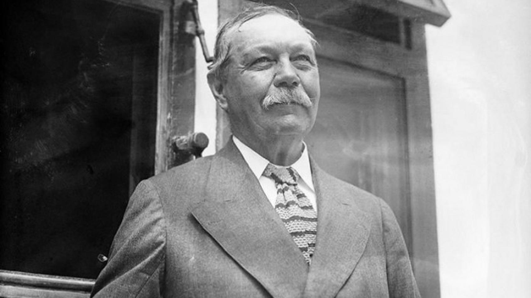 Sir Arthur Conan Doyle, nhà văn – bác sĩ người Scotland, người đã biến Sherlock Holmes trở thành biểu tượng bất tử